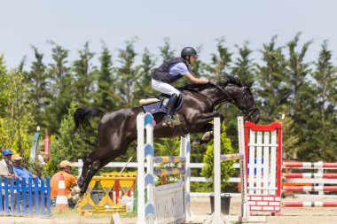 Bilinmeyen sürücü yuvarlak binme rekabet maçlar sırasında bir at üzerinde