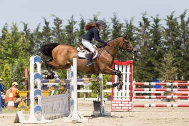 Bilinmeyen sürücü yuvarlak binme rekabet maçlar sırasında bir at üzerinde