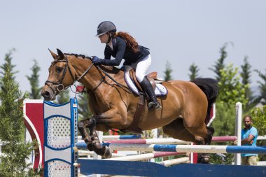 Bilinmeyen sürücü yuvarlak binme rekabet maçlar sırasında bir at üzerinde