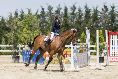 Bilinmeyen sürücü yuvarlak binme rekabet maçlar sırasında bir at üzerinde