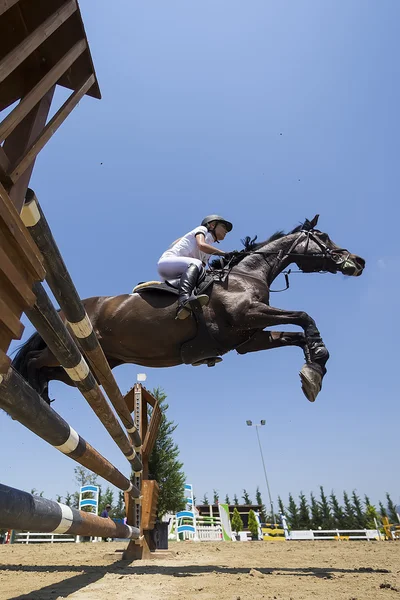 Cavalier inconnu sur un cheval pendant les matchs de compétition équitation ronde — Photo