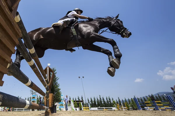 Cavaliere sconosciuto su un cavallo durante le partite di gara di equitazione giro — Foto Stock