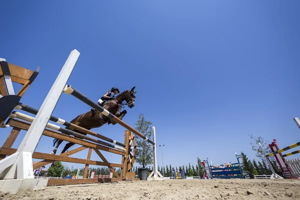 Cavaleiro desconhecido em um cavalo durante jogos de competição montando em torno de — Fotografia de Stock