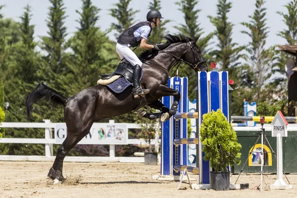 Cavaliere sconosciuto su un cavallo durante le partite di gara di equitazione giro — Foto Stock