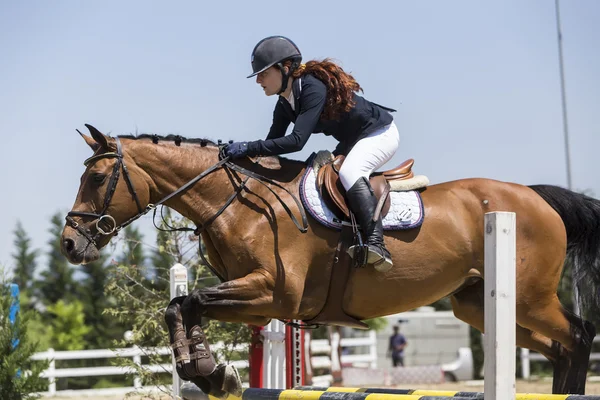 Jinete desconocido en un caballo durante los partidos de competición de equitación ronda — Foto de Stock