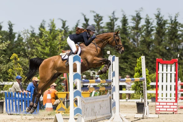 Jinete desconocido en un caballo durante los partidos de competición de equitación ronda —  Fotos de Stock