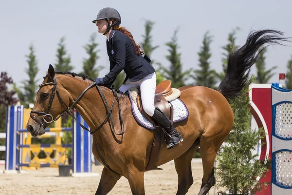 Cavalier inconnu sur un cheval pendant les matchs de compétition équitation ronde — Photo