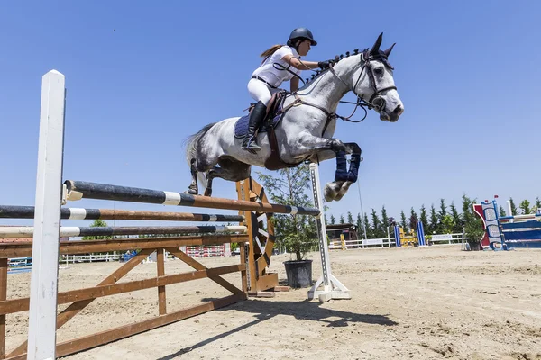 Okänd rider på en häst under konkurrens matcher ridning runda — Stockfoto