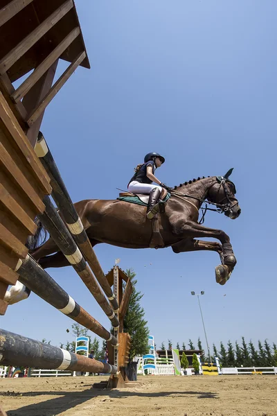 Cavalier inconnu sur un cheval pendant les matchs de compétition équitation ronde — Photo