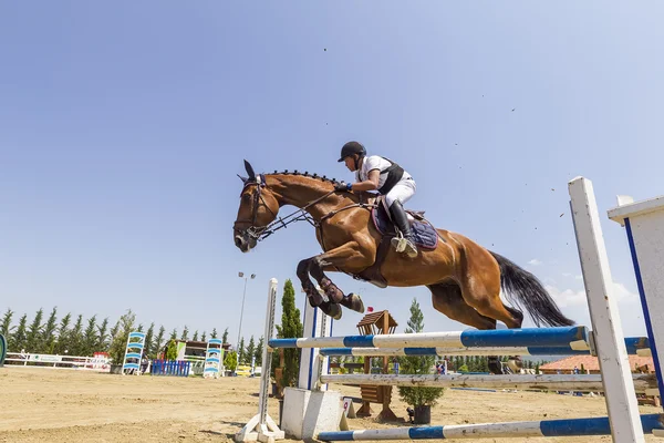 Cavaleiro desconhecido em um cavalo durante jogos de competição montando em torno de — Fotografia de Stock