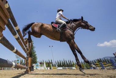 Bilinmeyen sürücü yuvarlak binme rekabet maçlar sırasında bir at üzerinde