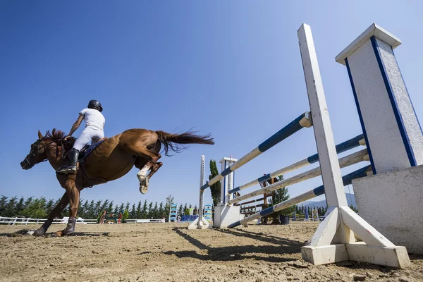 Cavaleiro desconhecido em um cavalo durante jogos de competição montando em torno de — Fotografia de Stock