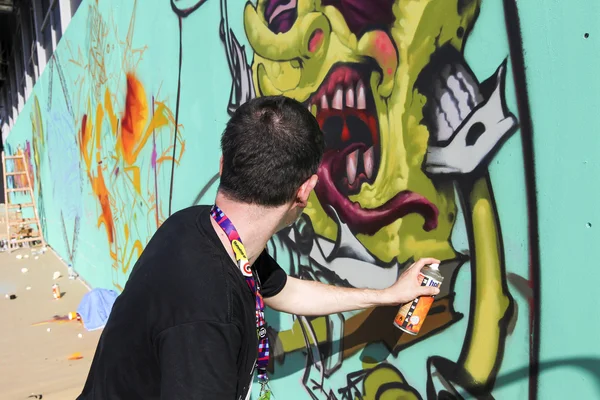 Malarze graffiti w trakcie thess festiwal sztuki ulicy — Zdjęcie stockowe