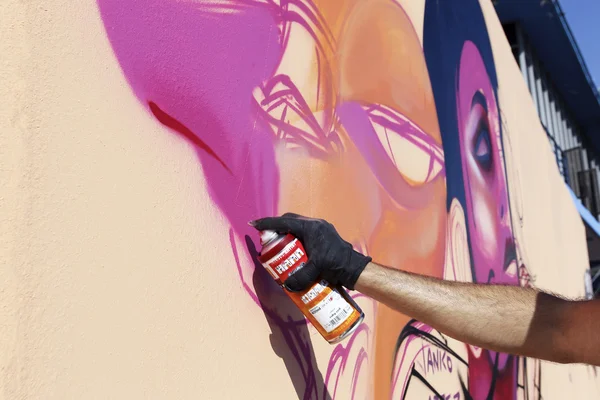 Ressamlar grafiti sokak sanatı Festivali Selanikliler seyri sırasında — Stok fotoğraf