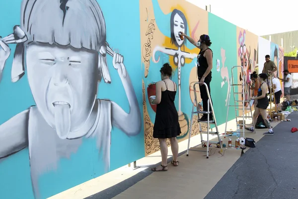 Ressamlar grafiti sokak sanatı Festivali Selanikliler seyri sırasında — Stok fotoğraf