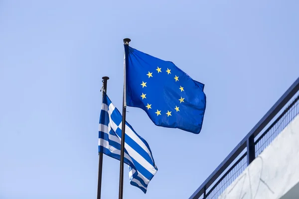 Vlag van de Europese Unie en de Griekse vlag, wuiven in de wind — Stockfoto