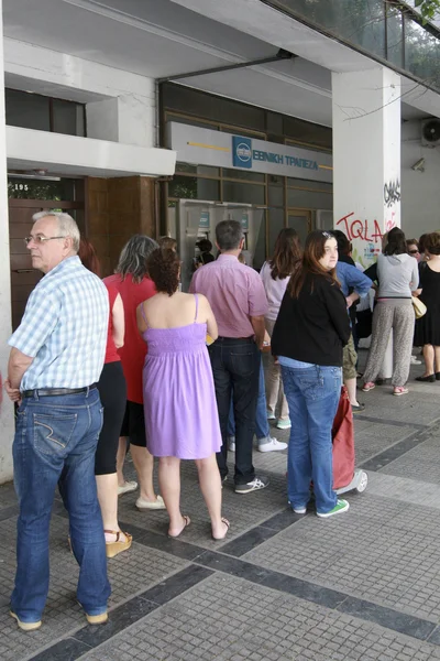 Orang-orang berdiri dalam antrian untuk menggunakan ATM bank — Stok Foto