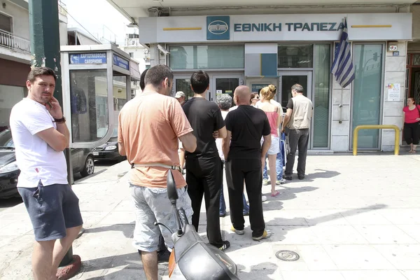 Les gens font la queue pour utiliser les guichets automatiques d'une banque — Photo