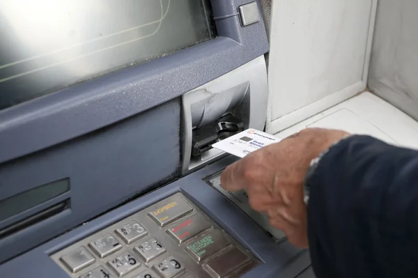 Чоловік, що стоїть у черзі, щоб використовувати банкоматів банку — стокове фото