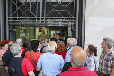 Emekliler kuyruk dışında bir Ulusal Bankası Şubesi olarak bankalar sadece op