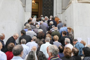 Emekliler kuyruk dışında bir Ulusal Bankası Şubesi olarak bankalar sadece op
