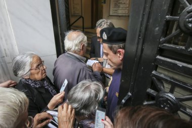 Emekliler kuyruk dışında bir Ulusal Bankası Şubesi olarak bankalar sadece op