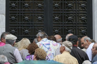 Emekliler kuyruk dışında bir Ulusal Bankası Şubesi olarak bankalar sadece op