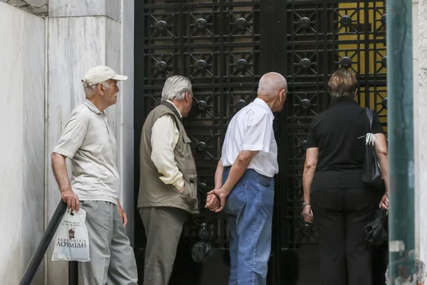 Пенсионеры стоят в очереди перед филиалом Нацбанка как банки только op — стоковое фото