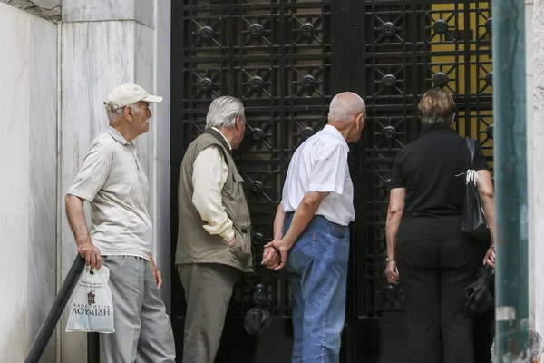 Fila de aposentados fora de uma sucursal do Banco Nacional como bancos apenas op — Fotografia de Stock