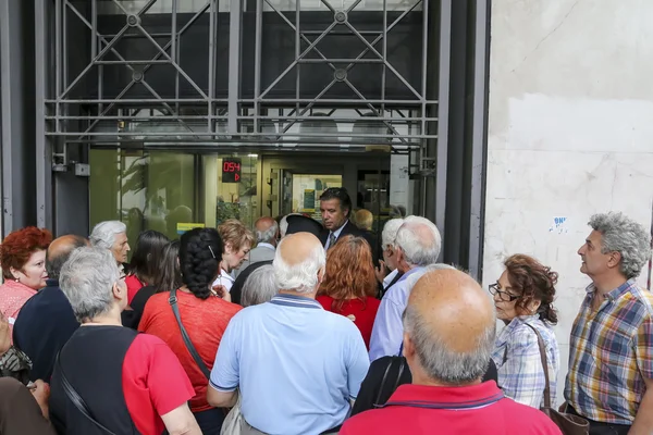 Pensioners queue outside a National Bank branch as banks only op — Stock Photo, Image