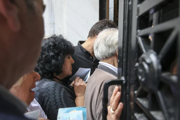 Les retraités font la queue devant une succursale de la Banque nationale comme banques seulement op — Photo