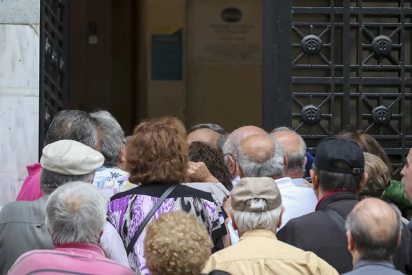 Пенсионеры стоят в очереди перед филиалом Нацбанка как банки только op — стоковое фото