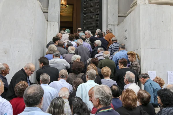 Pensioners queue outside a National Bank branch as banks only op — Stock Photo, Image