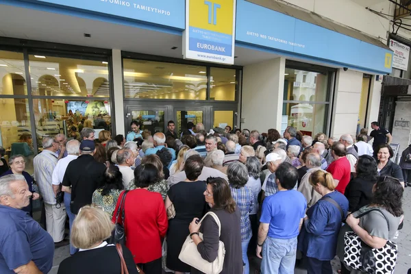 Pensionärer kö utanför en National bankfilial som bankerna bara op — Stockfoto