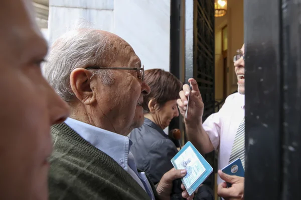 Pensioners queue outside a National Bank branch as banks only op — Stock Photo, Image