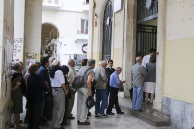 Emekliler kuyruk dışında bir Ulusal Bankası Şubesi olarak bankalar sadece op