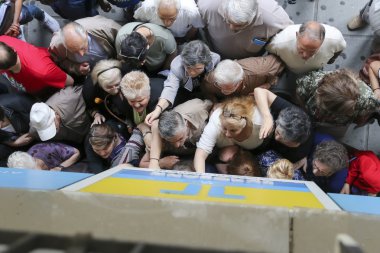 Emekliler kuyruk dışında bir Ulusal Bankası Şubesi olarak bankalar sadece op