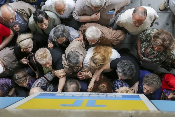 Fila de aposentados fora de uma sucursal do Banco Nacional como bancos apenas op — Fotografia de Stock