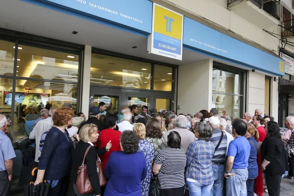Les retraités font la queue devant une succursale de la Banque nationale comme banques seulement op — Photo