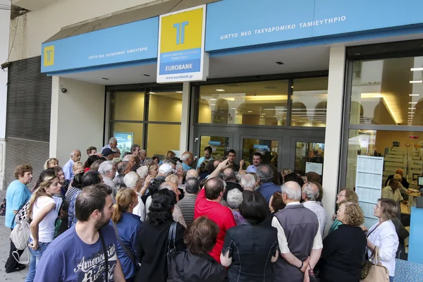 Pensioners queue outside a National Bank branch as banks only op — Stock Photo, Image