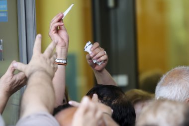 Emekliler kuyruk dışında bir Ulusal Bankası Şubesi olarak bankalar sadece op