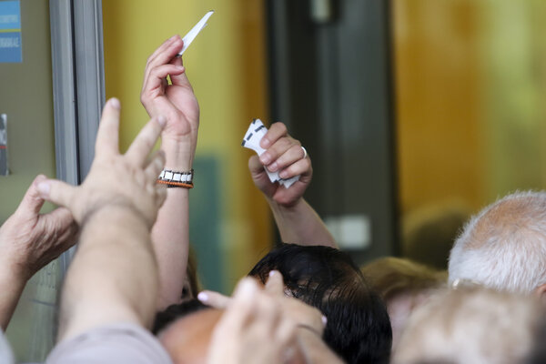 Пенсионеры стоят в очереди перед филиалом Нацбанка как банки только op
