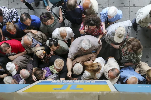 Los pensionistas hacen cola fuera de una sucursal del Banco Nacional como bancos solamente op —  Fotos de Stock