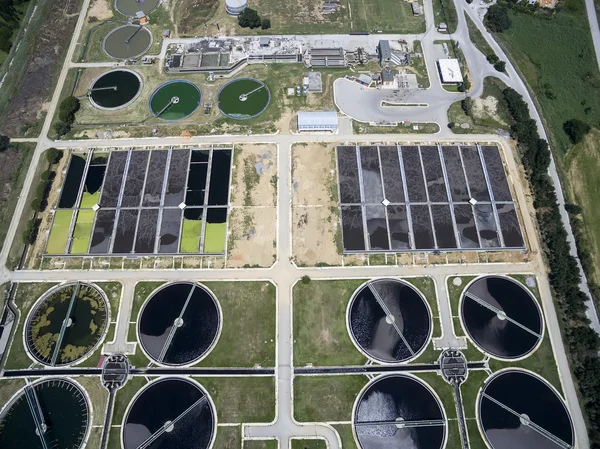 Vista aérea de la depuradora de aguas residuales de la ciudad de Salónica — Foto de Stock