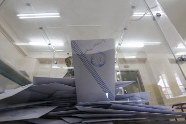 Yunanlılar kurtarma referandumda oy