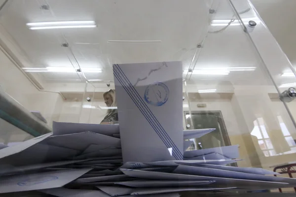 ギリシア人は、救済の国民投票で投票します。 — ストック写真