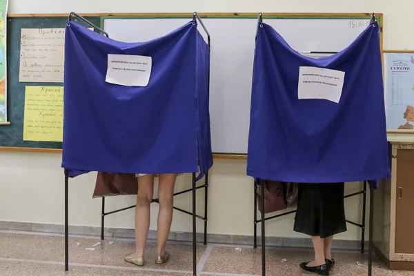 Greeks vote in bailout referendum — Stock Photo, Image