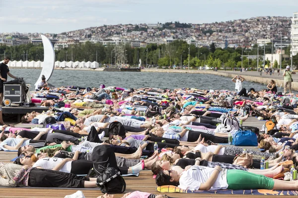 Dzień otwarty Joga Thessaloniki. Ludzi zebrało się, by wykonywać treningu jogi — Zdjęcie stockowe