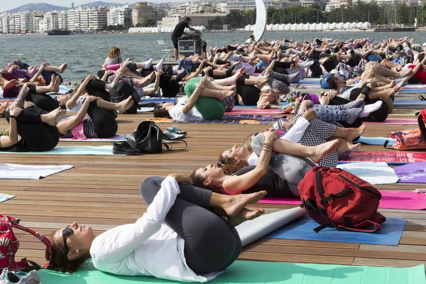 Thessaloniki open yoga day. People gathered to perform yoga trai — Stock Photo, Image