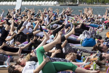 Thessaloniki açık yoga gün. Yoga trai gerçekleştirmek için kişi toplandı